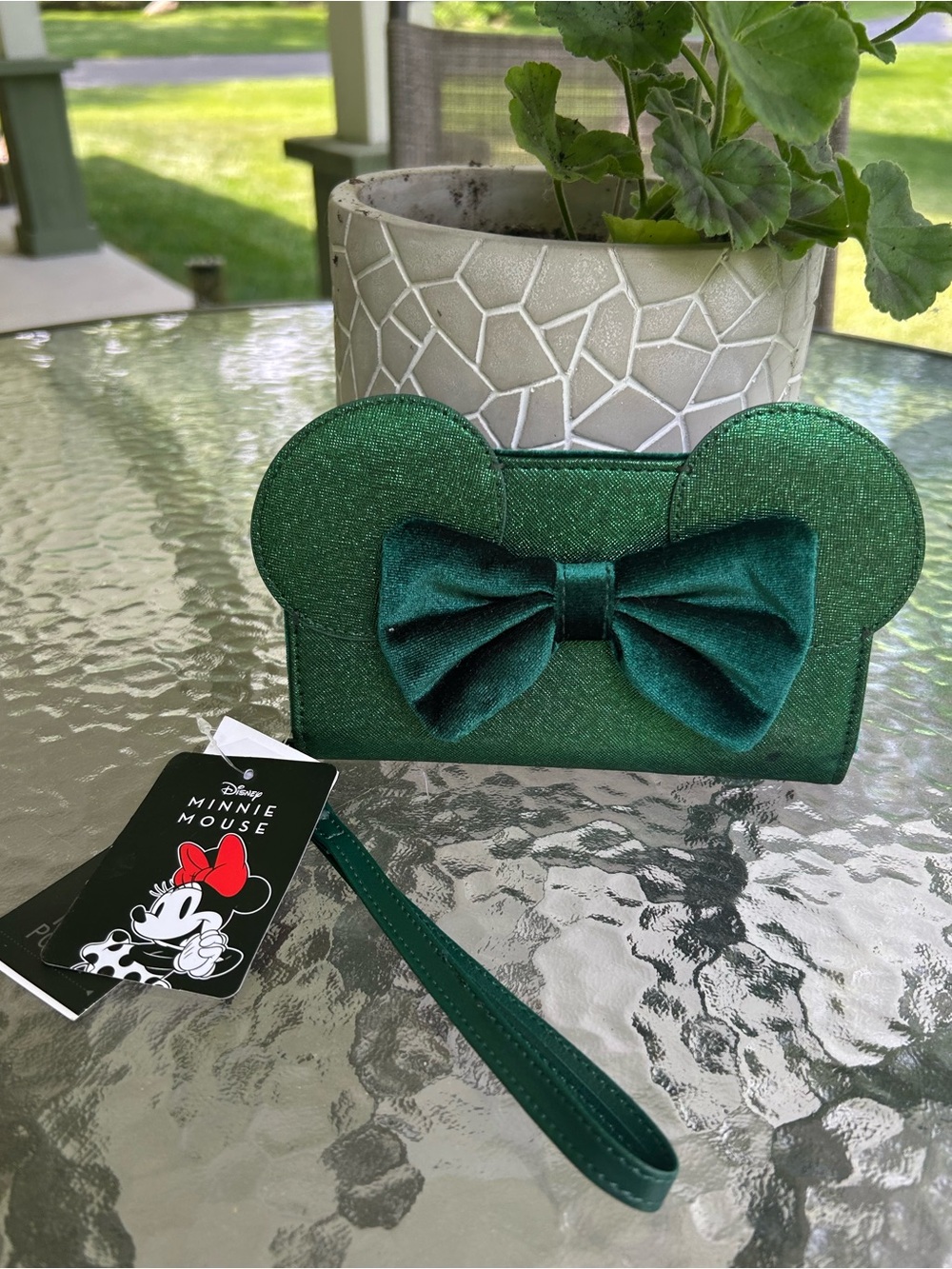 NWT-Disney Minnie Mouse Wristlet Wallet Emerald Green with Bow Accent.